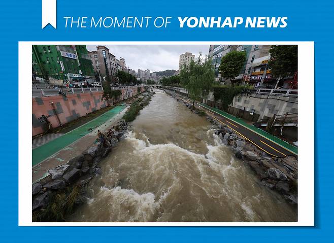 서울에 내린 80년 만의 기록적 폭우로 피해가 속출하는 가운데 9일 서울 관악구 도림천에 물이 불어나 있다. [연합]