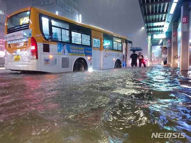 [군포=뉴시스] 김금보 기자 = 수도권에 내린 집중호우로 선로가 침수돼 1호선 상하행 운행이 중단된 8일 오후 경기도 군포시 금정역 인근에서 시민들이 버스를 타고 있다. 2022.08.08. kgb@newsis.com