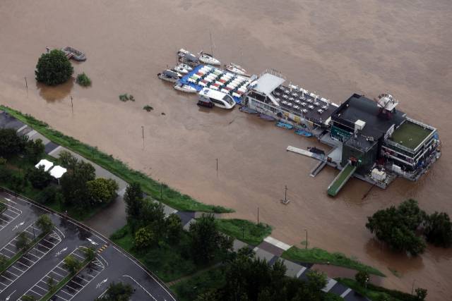 ▲간밤 폭우 등으로 인해 한강 수위가 급격히 상승한 9일 오전 서울 63스퀘어에서 바라본 여의도 한강공원 일대와 한강의 모습. ⓒ연합뉴스