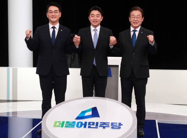 더불어민주당 박용진(왼쪽부터), 강훈식, 이재명 당대표 후보가 9일 부산 MBC에서 열린 TV토론회에서 기념촬영하고 있다. /권욱 기자