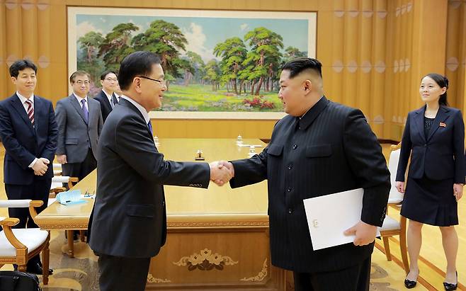2018년 3월5일 평양에서 김정은 북한 국무위원장(맨 오른쪽)을 만난 문재인 정부의 대북 특사단. ⓒ조선중앙통신