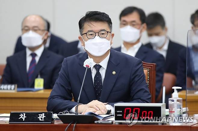 답변하는 장상윤 교육부 차관 (서울=연합뉴스) 이정훈 기자 = 장상윤 교육부 차관이 9일 오전 국회에서 열린 교육위원회 전체회의에서 의원 질의에 답변하고 있다. 2022.8.9 [국회사진기자단] uwg806@yna.co.kr