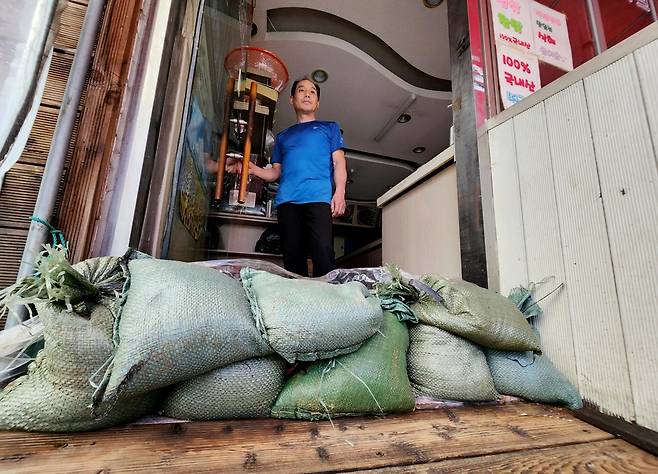 모래주머니 쌓아 침수 방지 [촬영 김상연]