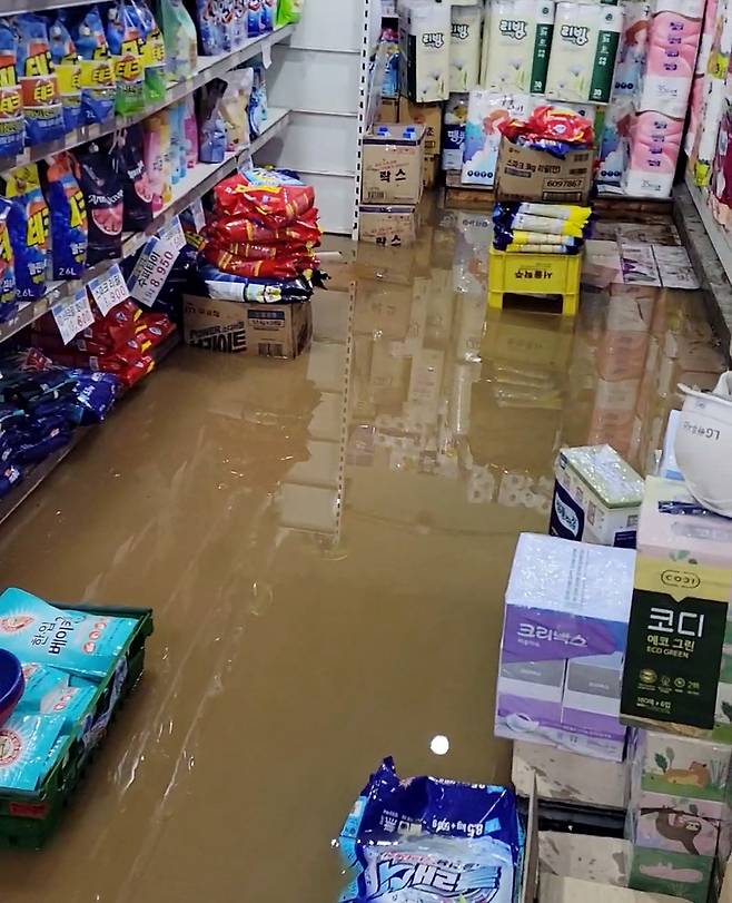 물에 잠긴 마트 [독자 제공. 재판매 및 DB 금지]