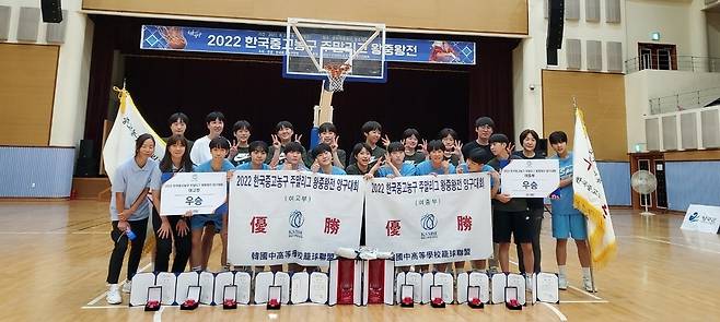 여중·여고부 동반 우승한 광주수피아여중, 수피아여고 선수단.  [한국중고농구연맹 제공. 재판매 및 DB 금지]