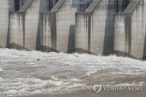 북한 황강댐 수문 개방에 방류하는 군남댐     (연천=연합뉴스) 임병식 기자 = 북측이 황강댐을 방류한 것으로 알려진 가운데 지난달 5일 경기도 연천군 군남홍수조절댐이 임진강 상류 물을 방류하고 있다. 2022.7.5 
    andphotodo@yna.co.kr
(끝)