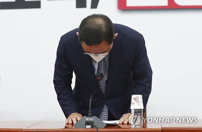 인사하는 국민의힘 주호영 비대위원장 (서울=연합뉴스) 이정훈 기자 = 국민의힘 주호영 비상대책위원장이 9일 오후 국회에서 비대위원장 취임 기자회견을 하기에 앞서 인사하고 있다. 2022.8.9 [국회사진기자단] uwg806@yna.co.kr