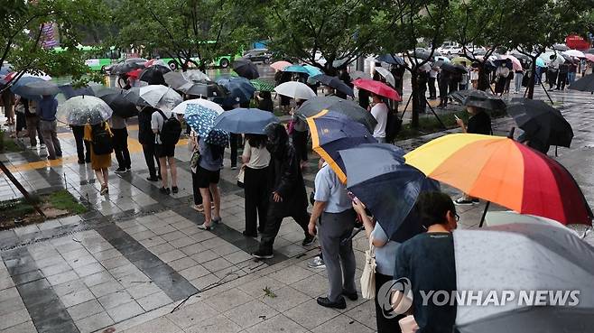 계속된 폭우에 유난히 더 힘든 퇴근길 (서울=연합뉴스) 임헌정 기자 = 수도권 폭우가 계속된 9일 오후 서울 종로구 세종로사거리 인근에서 퇴근길 시민들이 버스를 기다리고 있다. 2022.8.9 kane@yna.co.kr