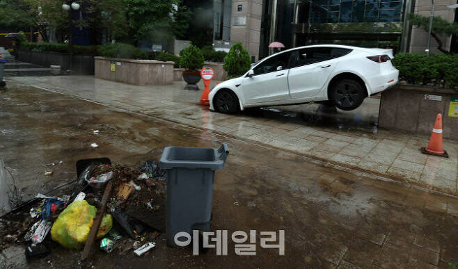 9일 오전 서울 서초구 진흥아파트 앞 일대에서 폭우에 침수됐던 차량들이 물이 빠지면서 모습을 드러내고 있다. [방인권 기자]