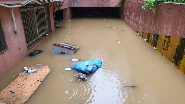 지난 8일 오후 9시 7분께 서울 관악구 부근 한 빌라 반지하에 폭우로 침수된 일가족 3명이 갇혀 사망했다.(사진=연합뉴스)