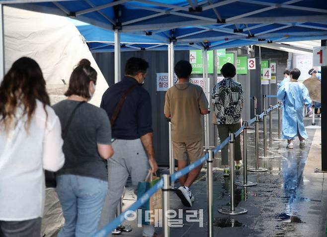 10일 오전 서울 용산구보건소에서 시민들이 코로나19 검사를 받기 위해 대기하고 있다. (사진=김태형 기자)