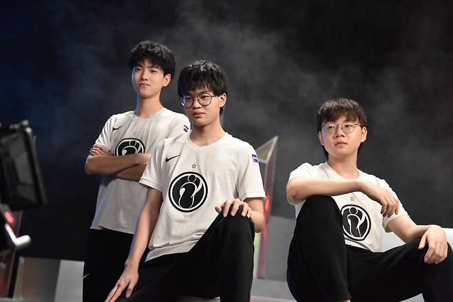 사진=iG 공식 웨이보, 지카-슌-웨카이(좌측부터)