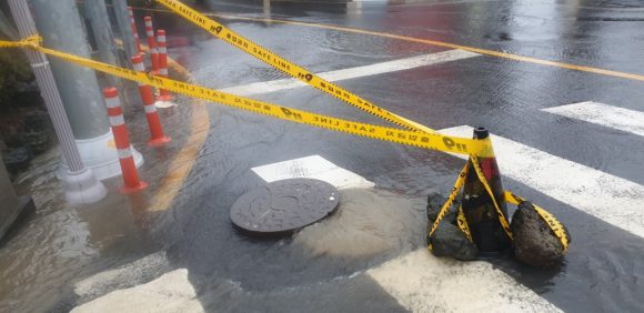 지난 2021년 태풍 '찬투'의 영향으로 제주시 오라2동의 한 도로에 맨홀 뚜껑이 열려 있다. [사진=뉴스1]