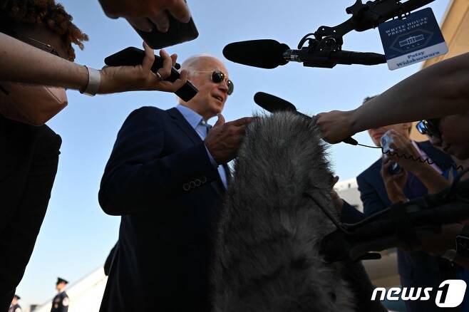 조 바이든 미국 대통령이 8일(현지시간) 켄터키주 홍수 피해 지역을 방문하기 위해 델러웨어주 도버 공군 기지를 출발 하기 전에 취재진을 만나고 있다. ⓒ AFP=뉴스1 ⓒ News1 우동명 기자
