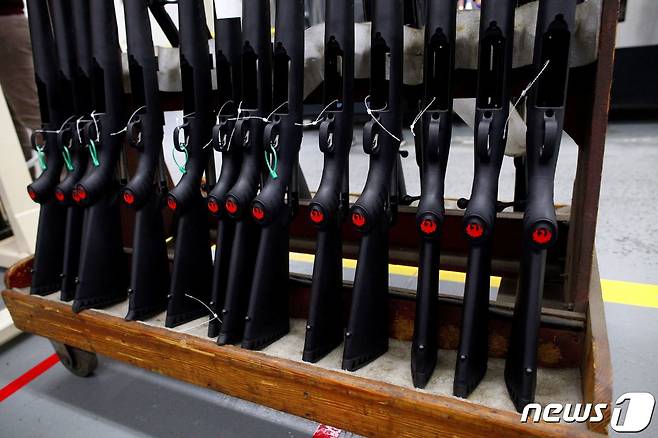 미국 뉴햄프셔 뉴포트의 총기 공장에 진열된 소총. 2012.01.06/뉴스1 ⓒ 로이터=뉴스1 ⓒ News1 김민수 기자
