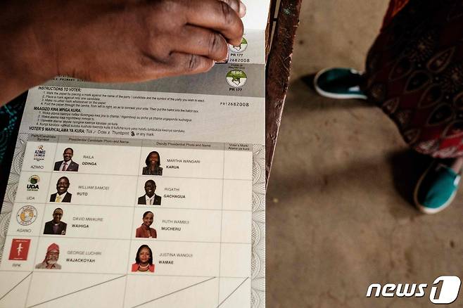 9일(현지시간) 케냐 마수루라의 한 투표소에서 독립선거관리위원회(IEBC) 위원이 대통령 선거 투표용지에 확인 도장을 찍고 있다. 2022.08.09 ⓒ AFP=뉴스1 ⓒ News1 정윤미 기자
