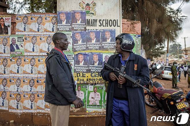 9일(현지시간) 케냐 전역에서 대선·총선 투표가 실시되고 있는 가운데 수도 나이로비의 한 초등학교 투표소 앞에 무장한 경찰이 서있다. 2022.08.09 ⓒ AFP=뉴스1 ⓒ News1 정윤미 기자