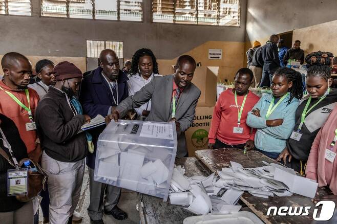 9일(현지시간) 오후 케냐 수도 나이로비의 한 강당에서 대선·총선 투표 개표 작업이 이뤄지고 있다. 2022.08.09 ⓒ AFP=뉴스1 ⓒ News1 정윤미 기자