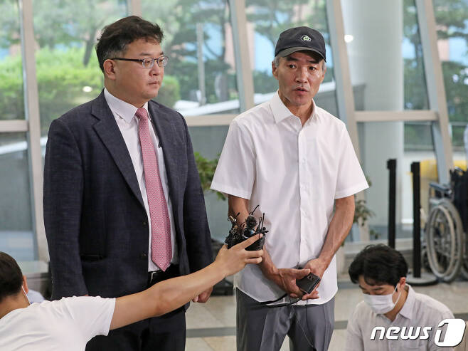 서해 피격 공무원의 형 이래진씨(오른쪽)와 법률대리인 김기윤 변호사. 2022.6.28/뉴스1 ⓒ News1 이성철 기자