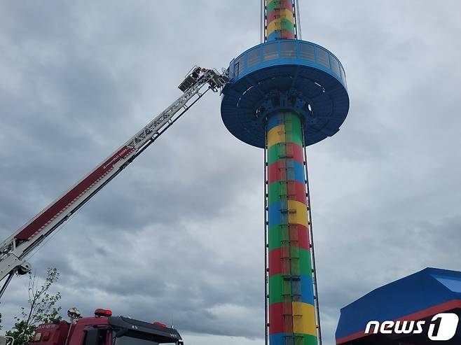 지난달 21일 오후 1시 13분쯤 강원 춘천에 위치한 레고랜드 '타워전망대 놀이기구가 멈추는 사고가 발생해 소방당국이 탑승객을 구조하고 있다.ⓒ 뉴스1