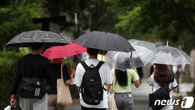 10일 전북 전주시 전북대학교에서 우산을 쓴 학생들이 발걸음을 옮기고 있다. 2022.8.10/뉴스1 ⓒ News1 유경석 기자
