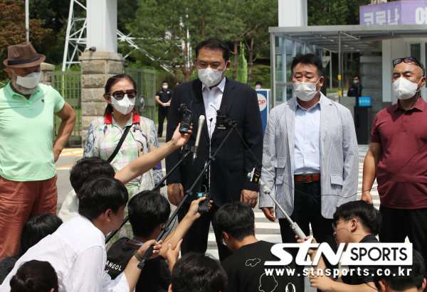 이준석 국민의힘 대표에게 성 접대를 제공했다고 주장하는 김성진 아이카이스트 대표 측 법률대리인 강신업 변호사가 4일 경기 의왕시 서울구치소 앞에서 취재진 질의에 답하고 있다.사진｜뉴시스