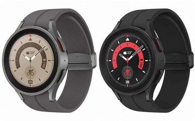 삼성전자는 이번 '갤럭시 워치5' 시리즈에 개선된 내구성과 GPS 기능을 비롯해 아웃도어 사용성을 강화한 '프로' 라인업을 추가했다. 갤럭시 워치5 프로 그레이 티타늄(왼쪽), 블랙 티타늄 디자인. /삼성전자 제공
