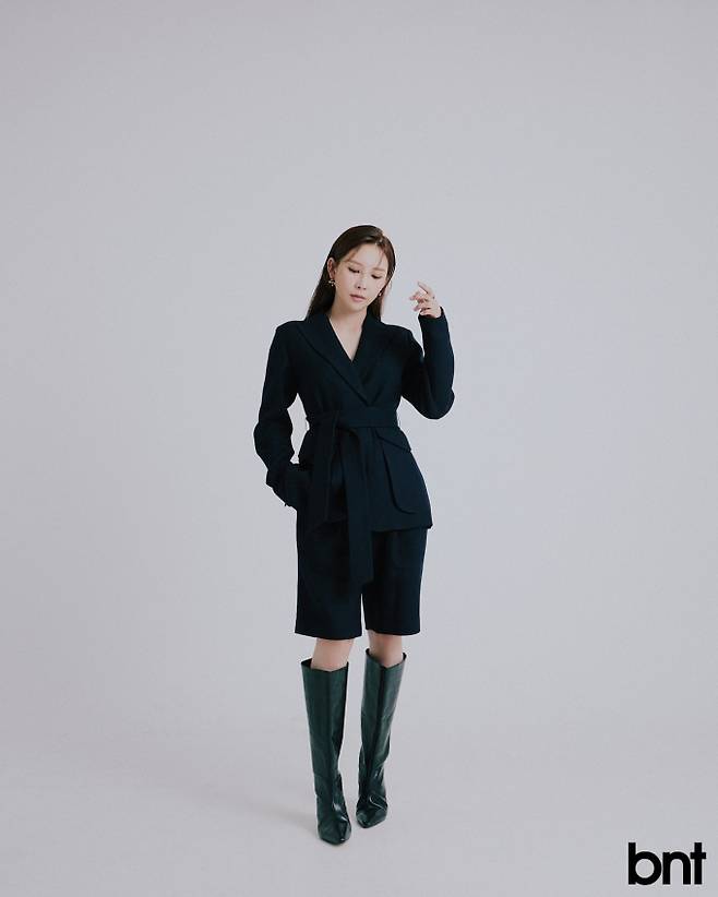 울 트윌 재킷&버뮤다 팬츠는 리호, 이어링은 겟미블링, 오닉스링은 폴브리알 제품.