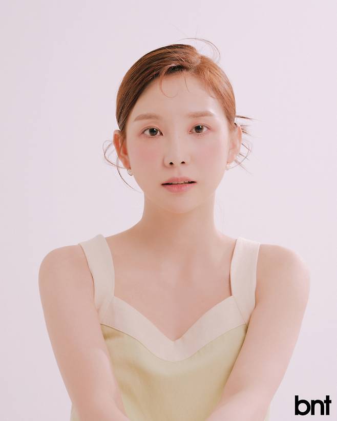 원피스는 리엘, 진주 이어링은 OST 제품.