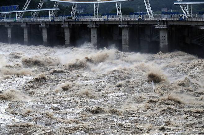 지난 9일 오후 경기도 하남시 팔당댐에서 흙탕물이 방류되고 있다. /뉴스1