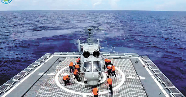 대만해협을 관할하고 있는 중국군 동부전구가 8일 대만 잠수함을 격퇴시킨다는 내용의 군사훈련 동영상을 공개했다. 웨이보 캡처