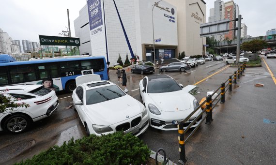9일 오전 서울 서초구 진흥아파트 앞 서초대로에 지난밤 폭우로 침수된 차들이 그대로 방치돼 출근길 정체를 빚고 있다. 사진=김범석 기자