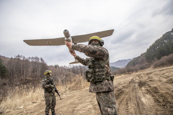 '여단급 KCTC 쌍방훈련'에 참가한 장병들이 무인항공기(UAV)를 운용하는 모습. 사진=육군 제공