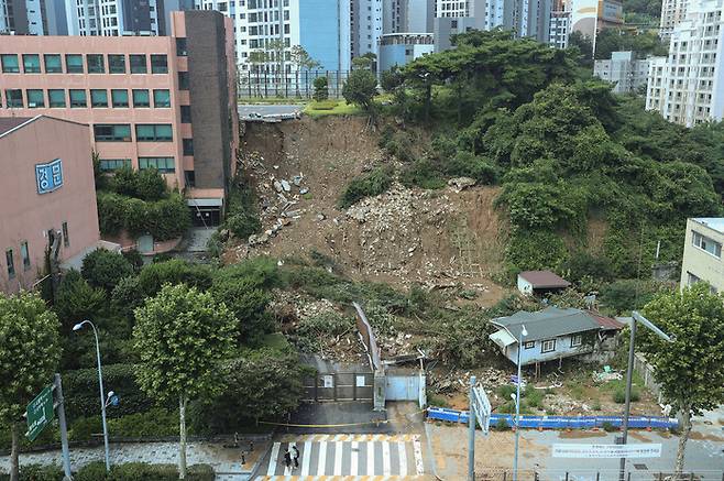 10일 오후 서울 동작구 경문고등학교 측면이 폭우로 인한 산사태로 무너져 있다. 연합뉴스