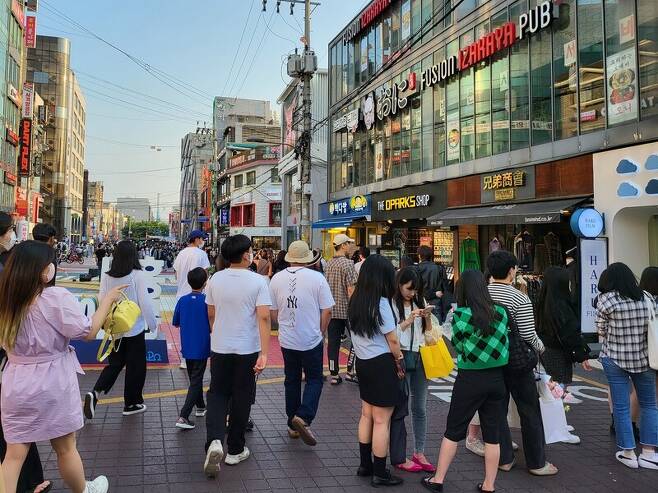 한국인과 다양한 국적의 외국인이 어우러져 다양한 언어생활을 하는 글로벌한 분위기의 서울 홍대 앞 거리. 사진 로버트 파우저