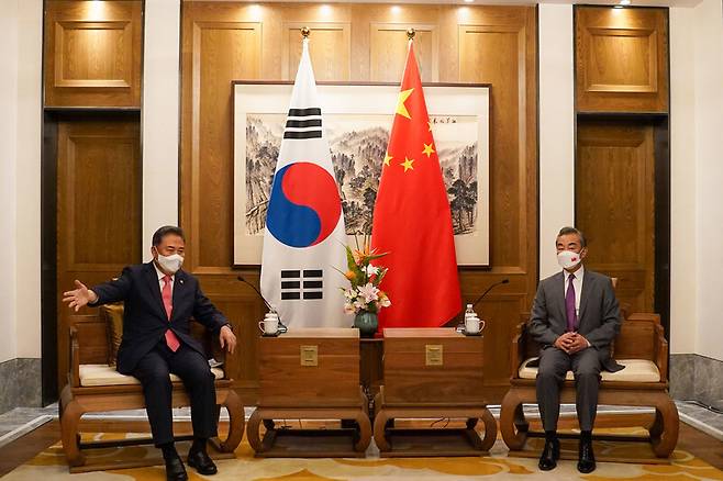 박진 외교부 장관이 9일 중국 산둥성 칭다오 지모고성군란호텔에서 왕이 중국 외교담당 국무위원 겸 외교부장과 회담하고 있다. 외교부 제공. 연합뉴스