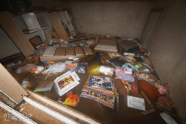 8일 폭우로 침수돼 일가족 3명이 갇혀 숨진 서울 관악구 신림동의 빌라 반지하 방 안이 이튿날 물에 잠겨 있다. 배우한 기자