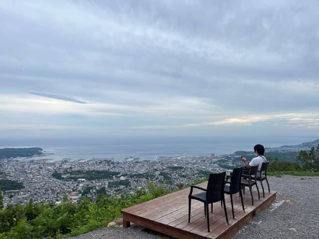 이와이 슌지 감독의 영화 '러브레터'의 배경인 덴구산의 전망대. 오타루 시가지와 항구가 한눈에 내려다보인다. 양승준 기자