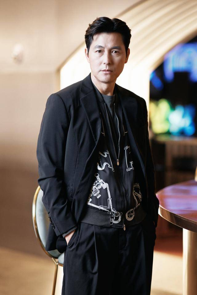 정우성은 이정재와의 우정이 "다름을 서로 인정하기에 오래가는 듯하다"며 "다르면 서로를 보완할 수 있다"라고 말했다. 메가박스중앙플러스엠 제공