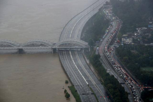 수도권 집중호우로 한강 수위가 상승한 9일 서울 여의도 63스퀘어에서 바라본 올림픽대로 여의 하류에서 여의 상류 양방향 구간이 통제되고 있다. 뉴스1