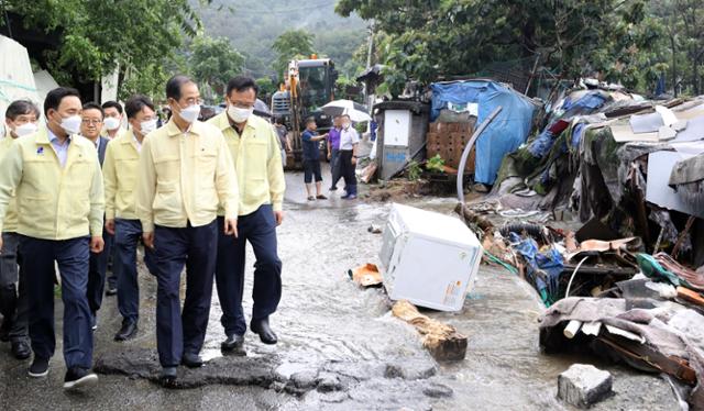 한덕수 국무총리가 9일 서울 강남구 구룡마을에서 폭우로 인한 피해 현황을 점검하고 있다. 뉴스1