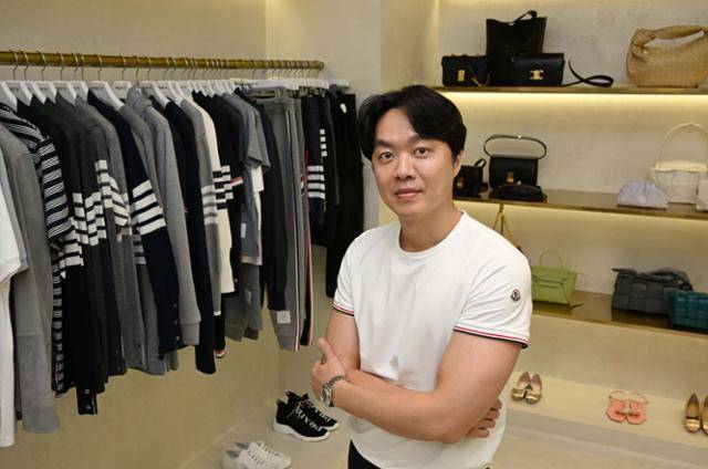 조용민 머스트잇 대표가 4일 서울 강남구 머스트잇 매장에서 상품을 소개하고 있다. 왕태석 선임기자