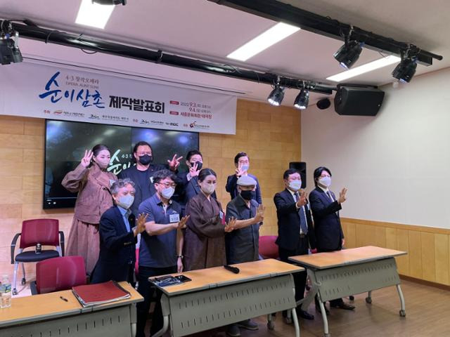 제작자, 배우, 원작자가 질의응답을 마치고 기념촬영을 하고 있다.