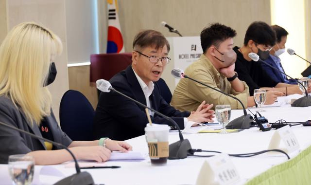 이정식(왼쪽 두 번째) 고용노동부 장관이 10일 서울 중구 프레지던트 호텔에서 네이버, 당근마켓, 라인플러스, 비바리퍼블리카, 카카오, 쿠팡 등 주요 IT기업 관계자들과 간담회를 하고 있다. 고용노동부 제공