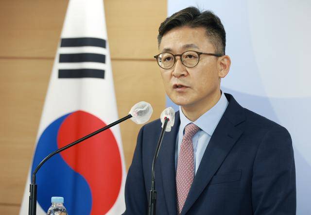 권대영 금융위원회 금융정책국장이 10일 서울 정부서울청사 합동브리핑실에서 자영업자·소상공인 고금리 대환 관련 브리핑을 하고 있다. 금융위원회 제공