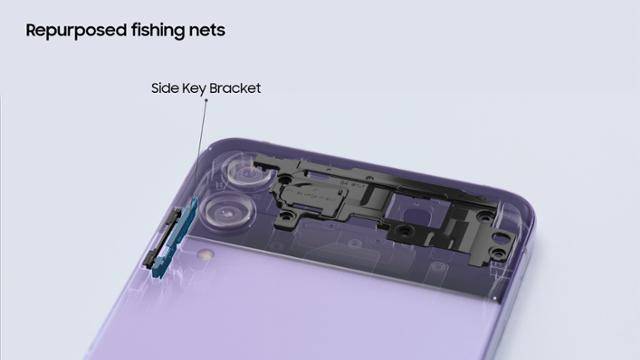 갤럭시Z 플립4에는 버려진 어망을 재활용해서 만든 소재가 쓰인 부품(사이드키 브라켓)이 적용됐다. 삼성전자 제공