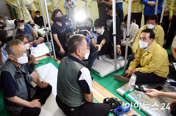 더불어민주당 박홍근 원내대표 등 지도부가 10일 오후 서울 강남구 구룡중학교 체육관에 마련된 임시대피소를 찾아 침수 피해를 본 구룡마을 이재민들을 위로하고 있다. [사진=국회사진취재단]