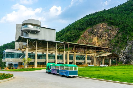 지난 5일 촬영한 무릉별유천지의 옛 채석장 건물. 현재는 전시관 겸 전망 카페로 활용되고 있다.