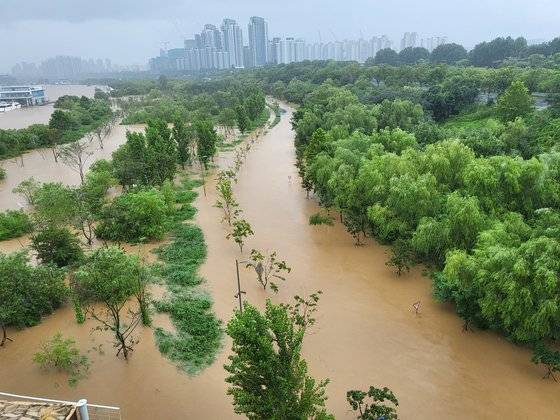 9일 오후 2시 동작대교에서 바라본 한강. 편광현 기자