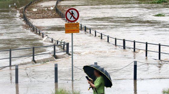 충청권에 폭우가 쏟아지며 대전 지역에도 비 피해가 속출하고 있는 가운데 10일 대전 유성천 하천보행도가 침수돼 있다. 뉴스1